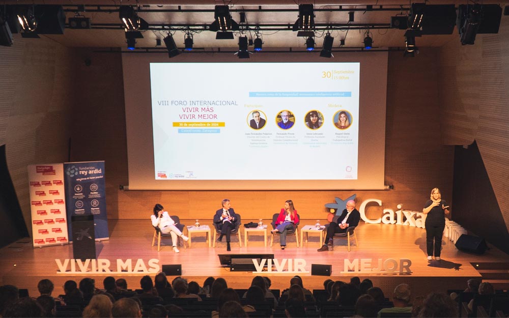 Con motivo del Día Internacional de las Personas Mayores Escenario del escenario de Caxiaforum Zaragoza durante la celebración de una de las mesas redondas