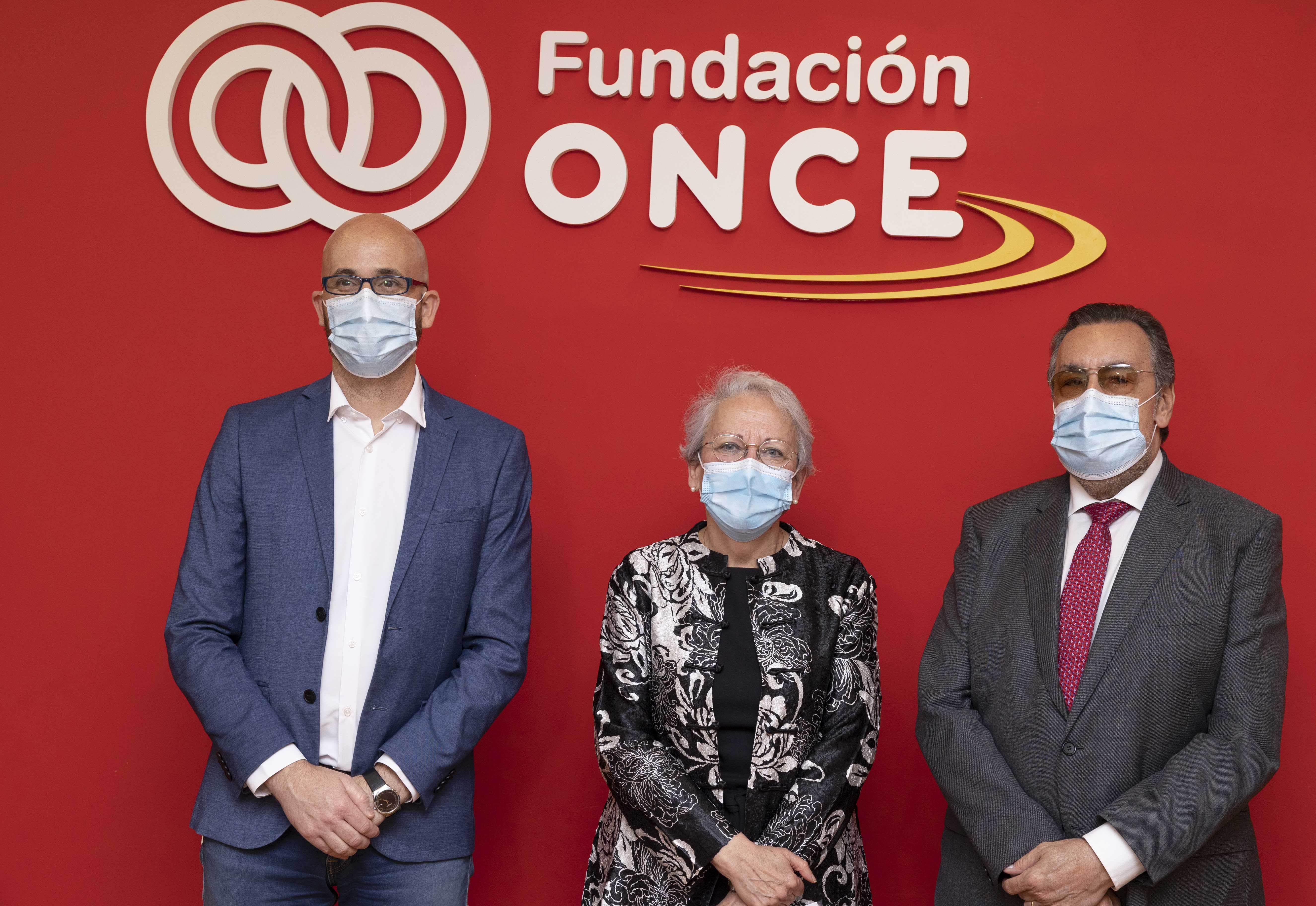 Foto de las 3 personas que han intervenido en la inauguración