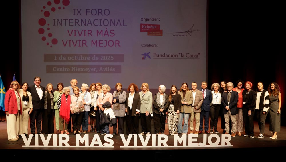 Foto de familia con los participantes en el foro