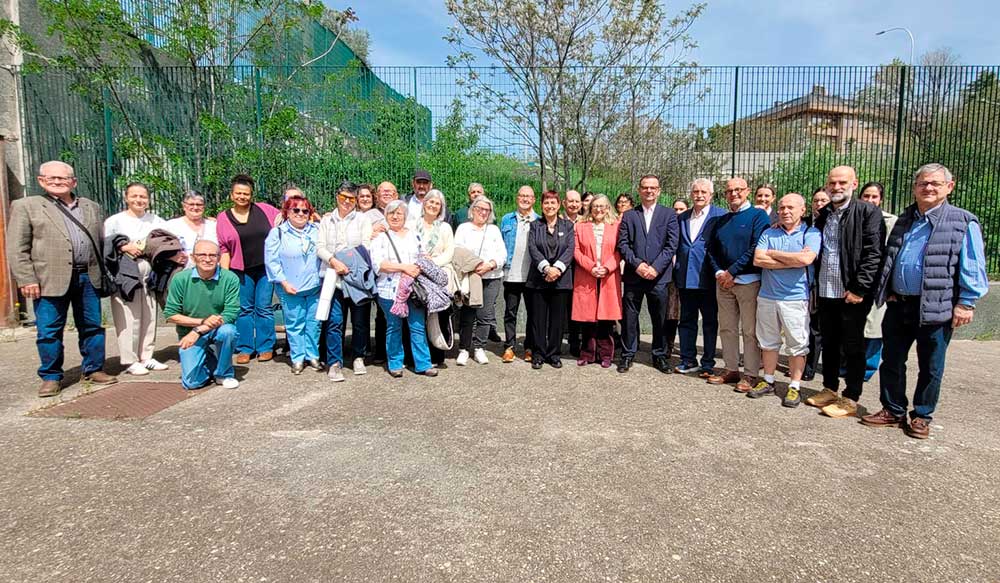 Foto de familia de los participantes en la presentación de la guía