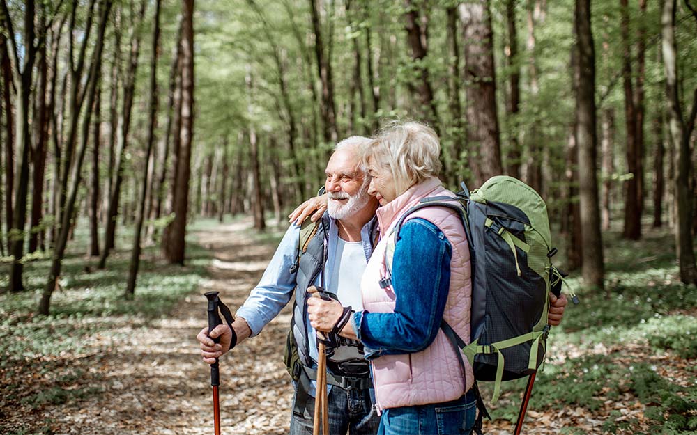 Un hombre y una mujer dan un paseo por el bosque