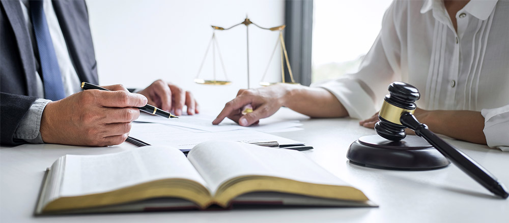 Con la colaboración de la Fundación Derecho y Discapacidad Dos personas examinan un documento legal