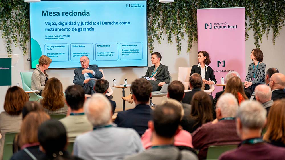 Participantes en la mesa redonda vejez, dignidad y justicia
