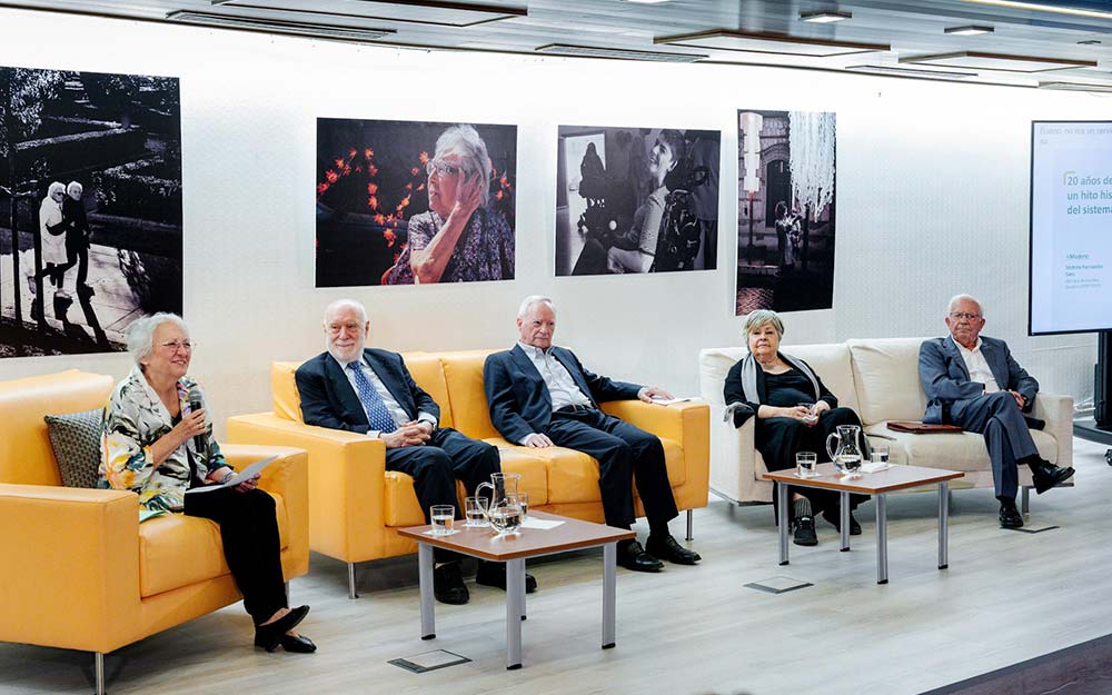 De izquierda a derecha, mesa moderada por Matilde Fernández, exministra de Asuntos Sociales, junto a 3 exdirectores del Imserso: Héctor Maravall, Ángel Rodríguez Castedo y Pilar Rodríguez, a la derecha Pablo Cobo, exsubdirector de Planificación