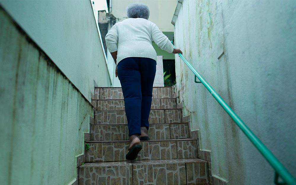 EAPN presenta un estudio en el que han participado personas mayores de 60 años de varias provincias una mujer sube unas escaleras