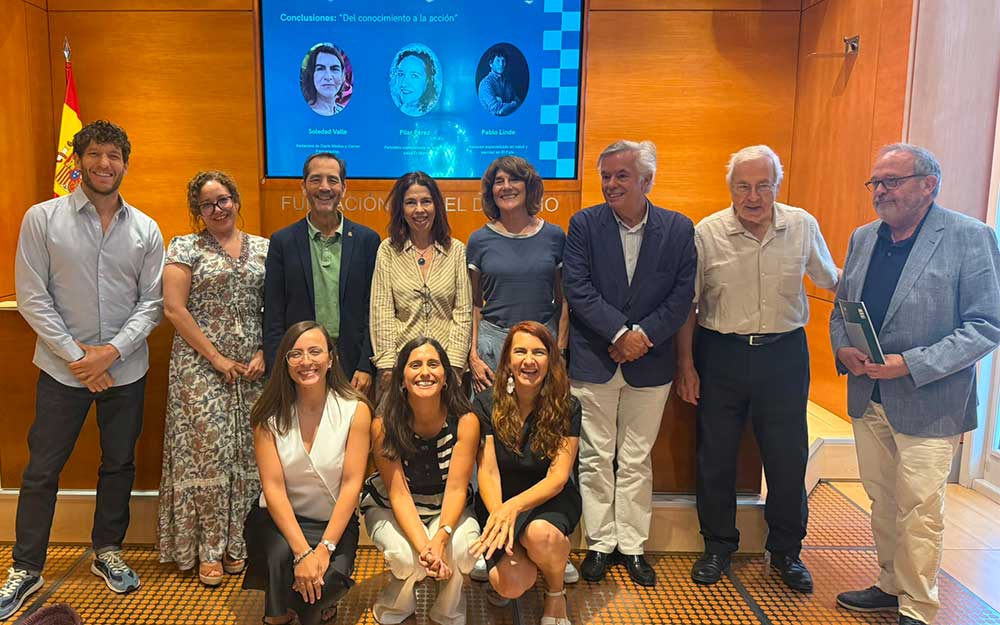 Foto de familia de los participantes en la presentación del informe