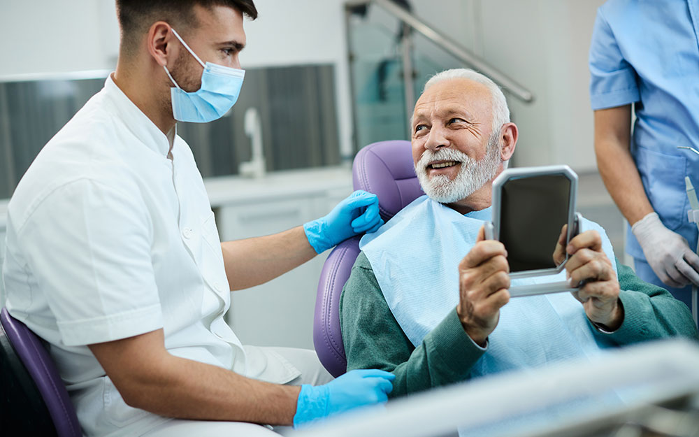 Una persona es atendida en una clínica dental