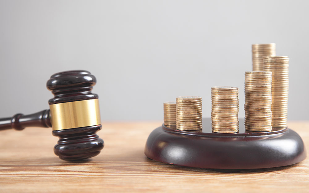 El TEAC ha resuelto que deben considerarse inembargables cuantías equivalentes a dos veces el SMI Mazo de juez y varios montones de monedas.