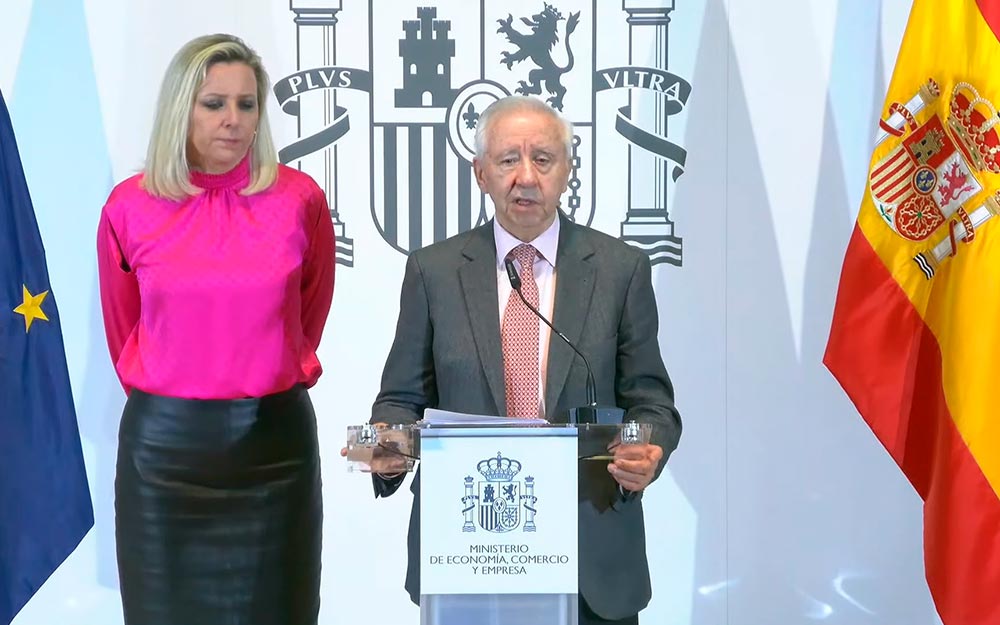 Establecerá la obligación definitiva de cumplir con lo establecido en los Protocolos y Códigos de Buenas Prácticas suscritos por las entidades bancarias Un instante de la intervención de Lázaro González en la rueda de prensa posterior al encuentro