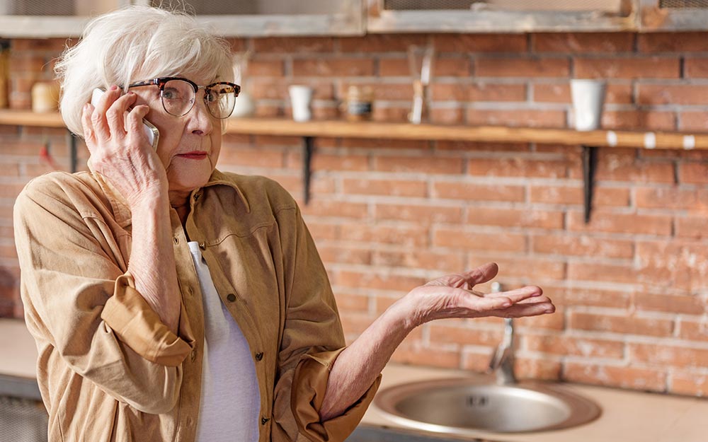 Una mujer mayor hablando por teléfono