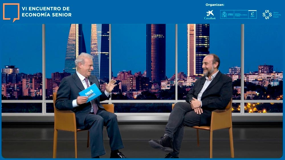 El director del Instituto de Mayores ha cerrado la última sesión del VI Encuentro de Economía Sénior Un instante de la entrevista realizada por Manuel Campo Vidal a Luis Alberto Barriga.