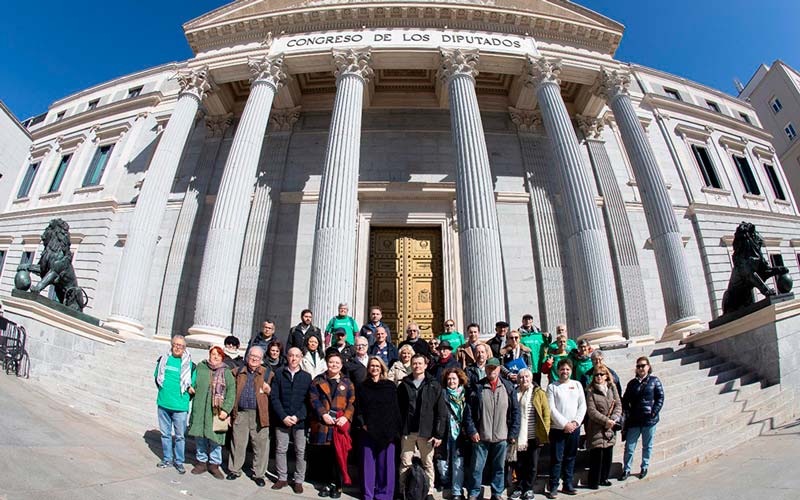 Una delegación de la MERP se reunió con la presidenta del Pacto de Toledo Los participantes en la reunión posan frente al Congreso de los Diputados