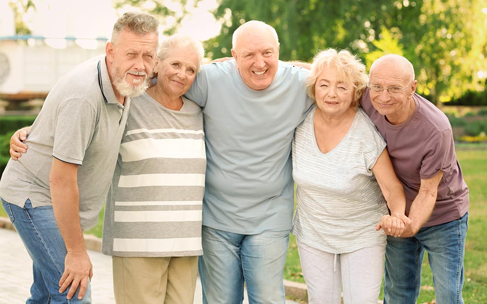 Un grupo de personas mayores posan sonrientes