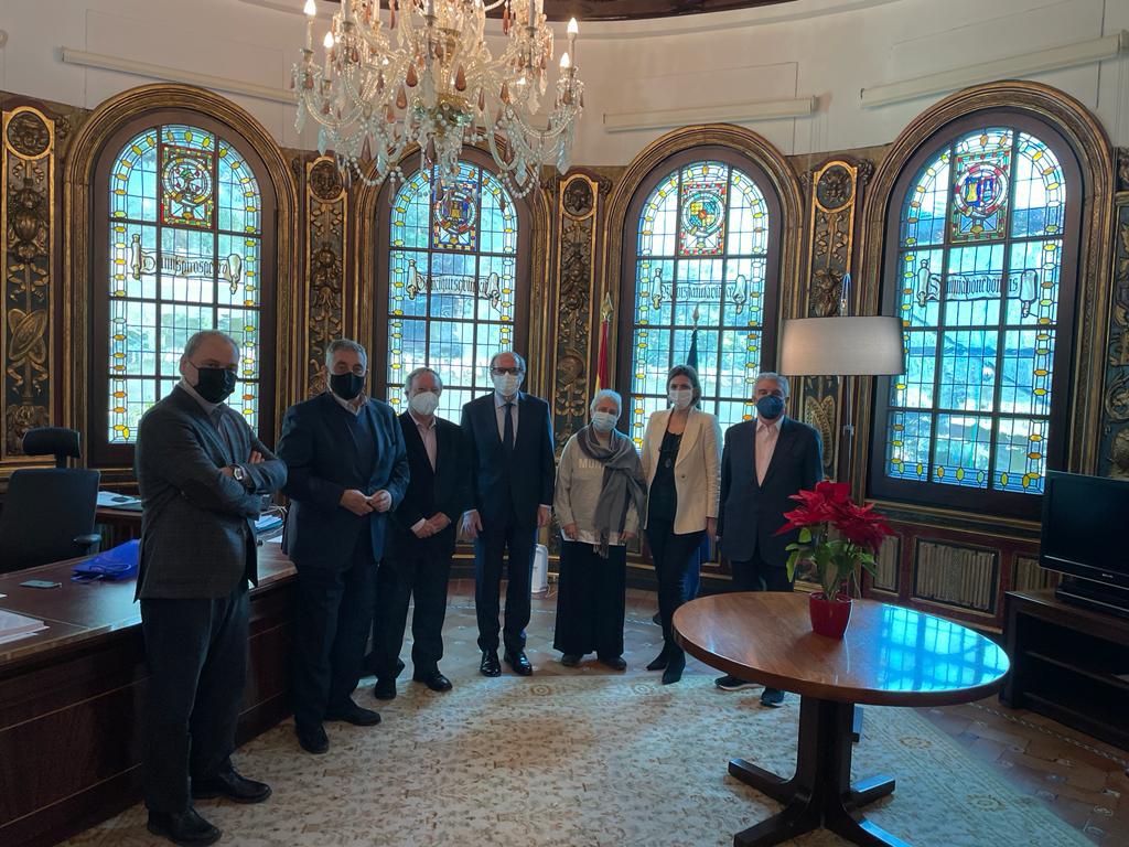 Foto de familia en la que, entre otros, aparecen el presidente y el secretario general de la PMP, Ángel Rodríguez Castedo y Miguel Ángel Cabra de Luna, junto al defensor del pueblo, Ángel Gabilondo