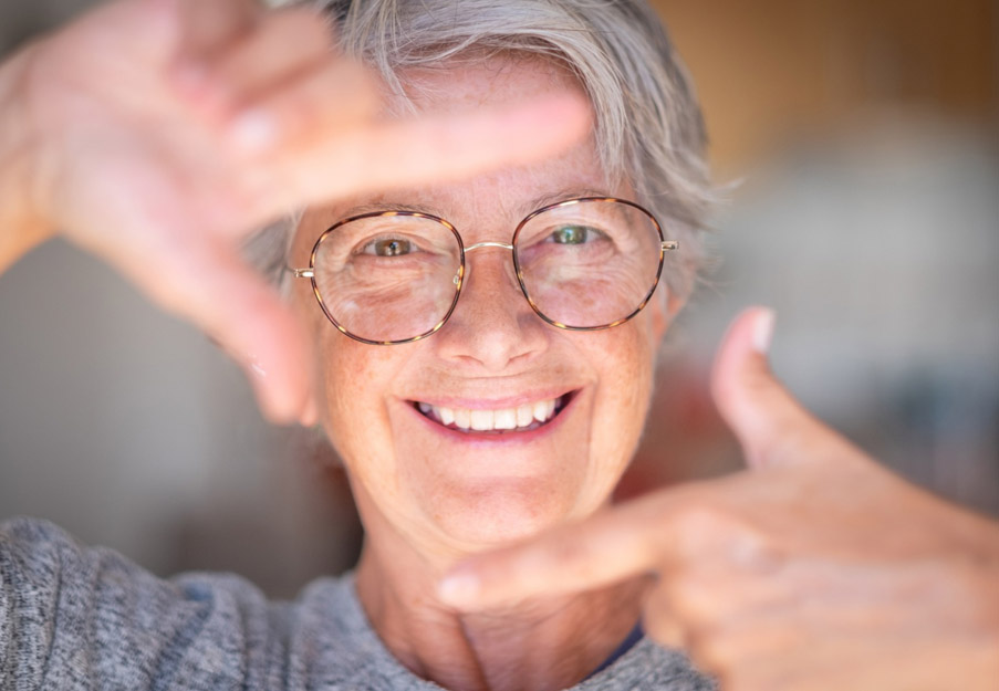 Imagen de una persona mayor realizando un gesto con sus manos.