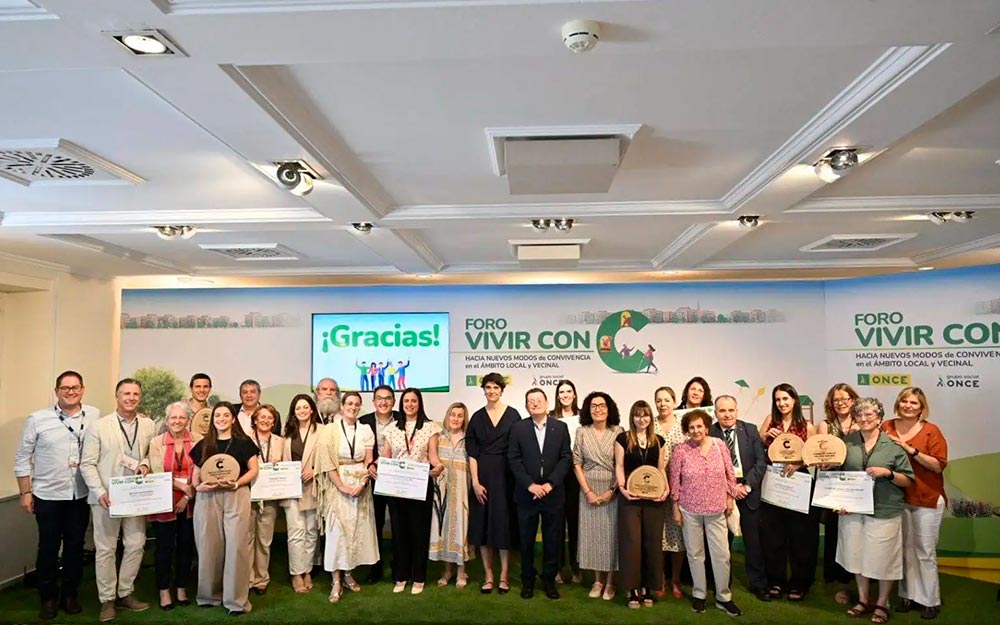 Foto de familia de los participantes en la jornada