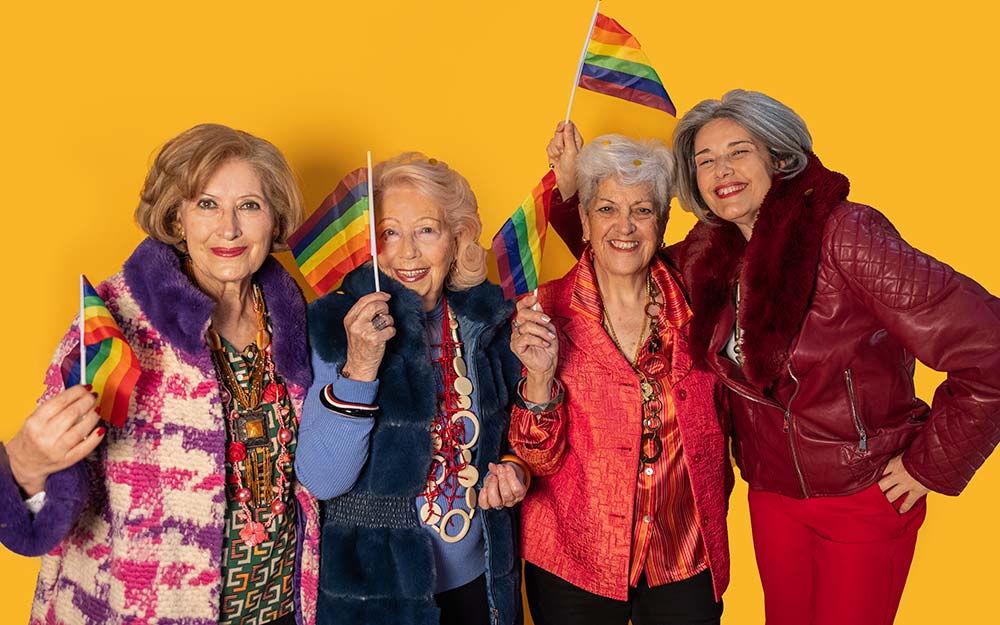 Un grupo de personas con banderas arcoriris