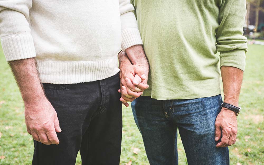 Dos hombres agarrados de la mano