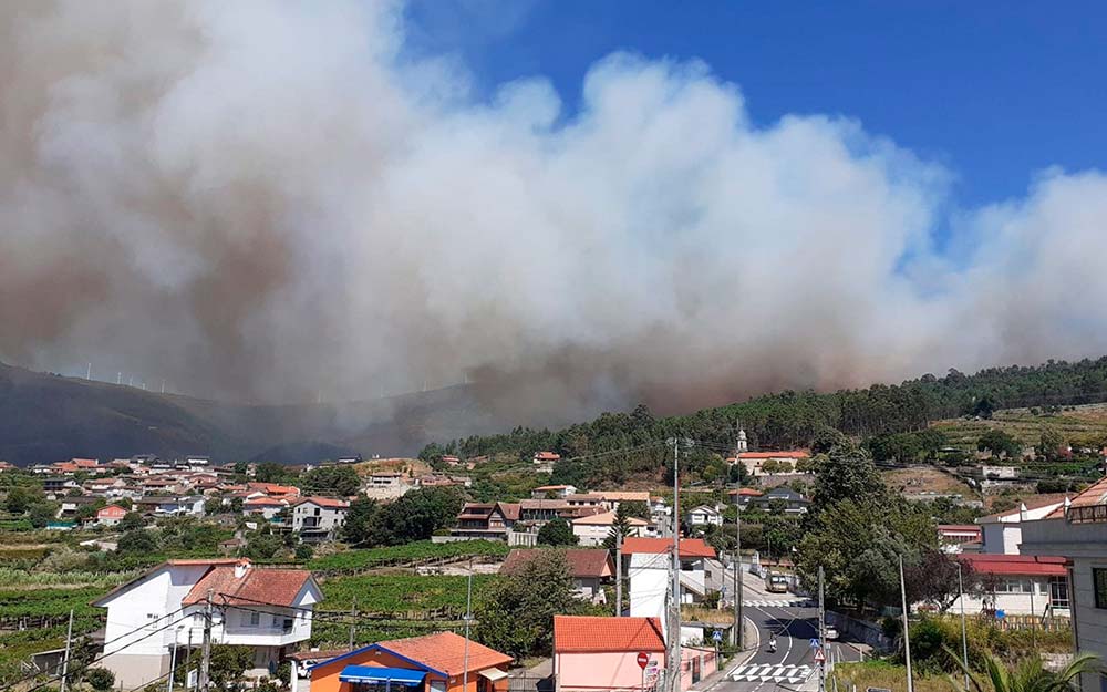 Pueblo con humo de incendio