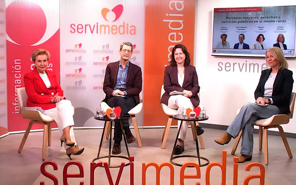 Participantes en el debate en el estudio de Servimedia TV