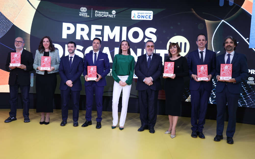 Reconocen la accesibilidad TIC y el compromiso con las personas con discapacidad Foto de familia con los premiados