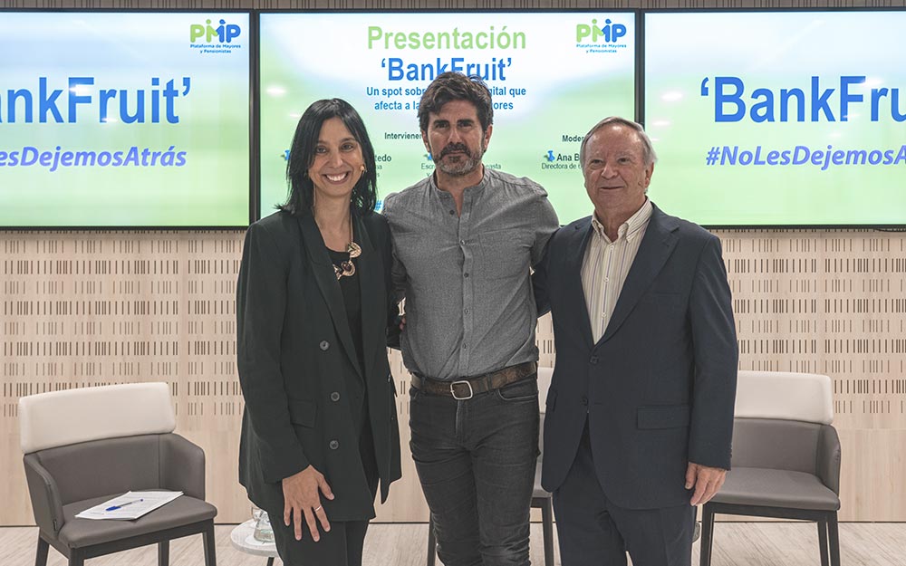 Hernán Zin estuvo acompañado en la presentación de BankFruiy por Ángel Rodríguez Castedo y Ana Bedia Hernán Zin, director de BanKFruit, junto a la directora de 65ymas.com, Ana Bedia (a la izquierda), y el presidente de la PMP, Ángel Rodríguez Castedo (a la derecha)