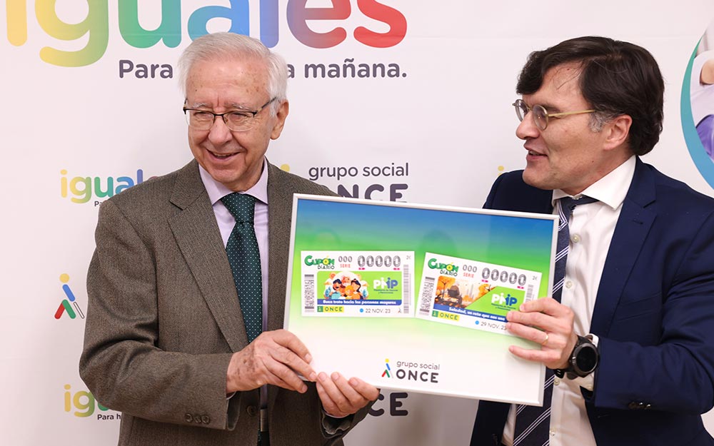 En los sorteos de los días 22 y 29 de noviembre Lázaro González García (izquierda) y Alberto Durán, con una lámina enmarcada de los dos cupones.