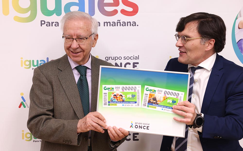 Lázaro González García (izquierda) y Alberto Durán, con una lámina enmarcada de los dos cupones.