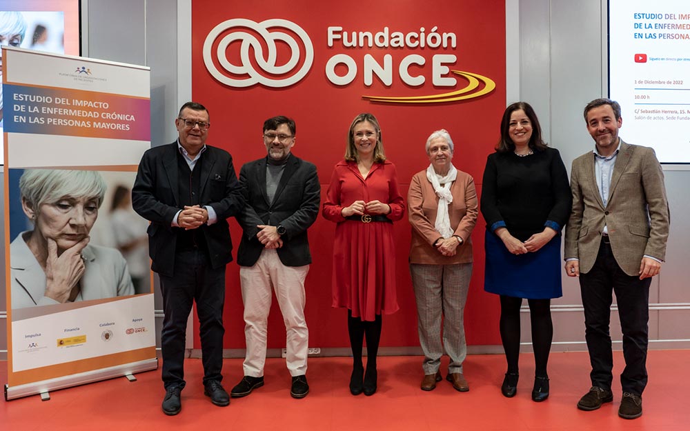 Foto de familia del acto de presentación del Estudio del impacto de la enfermedad crónica en las personas mayores.