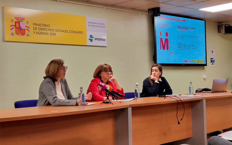 Atendió a 587 personas en su primer año de andadura Un instante de la presentación del informe en el Imserso.