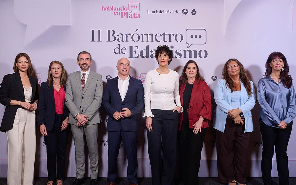 Foto de familia de los intervinientes en la presentación del barómetro