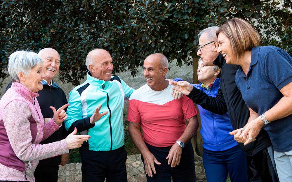 También promoverá la participación activa en la sociedad y el asociacionismo entre las personas mayores Un grupo de personas mayores