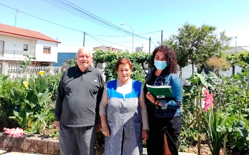Analiza las diferencias de longevidad poblacional entre territorios Dos personas mayores responden a una de las encuestas del programa en Galicia