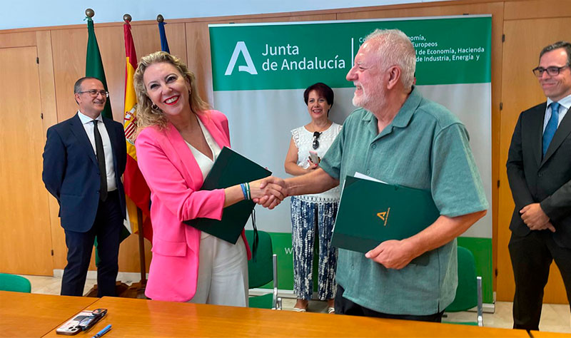 Se abre el segundo punto de atención como parte del protocolo suscrito con FOAM Carolina España y Martín Durán se dan la mano
