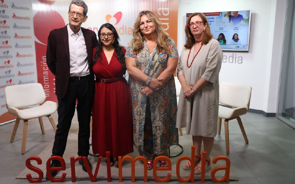Durante un diálogo celebrado en la agencia de noticias Servimedia Foto de familia