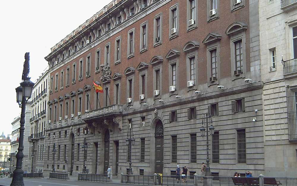 Ha reclamado la apertura de más oficinas para garantizar la atención presencial Edificio del Ministerio de Hacienda.