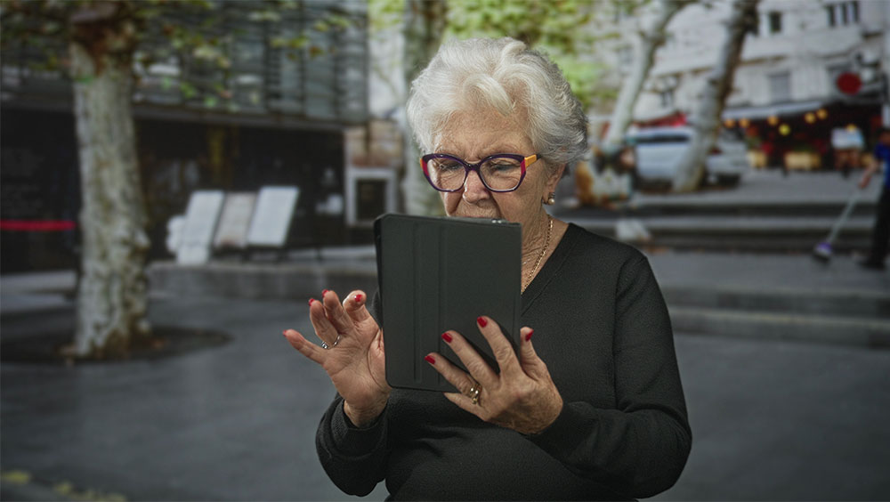 Una mujer manejando una tablet