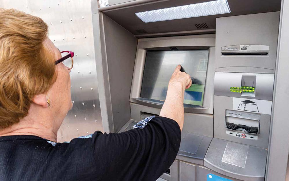 La PMP ha puesto de manifiesto las deficiencias detectadas en la aplicación del protocolo acordado con las patronales bancarias Una persona utilizando un cajero automático.