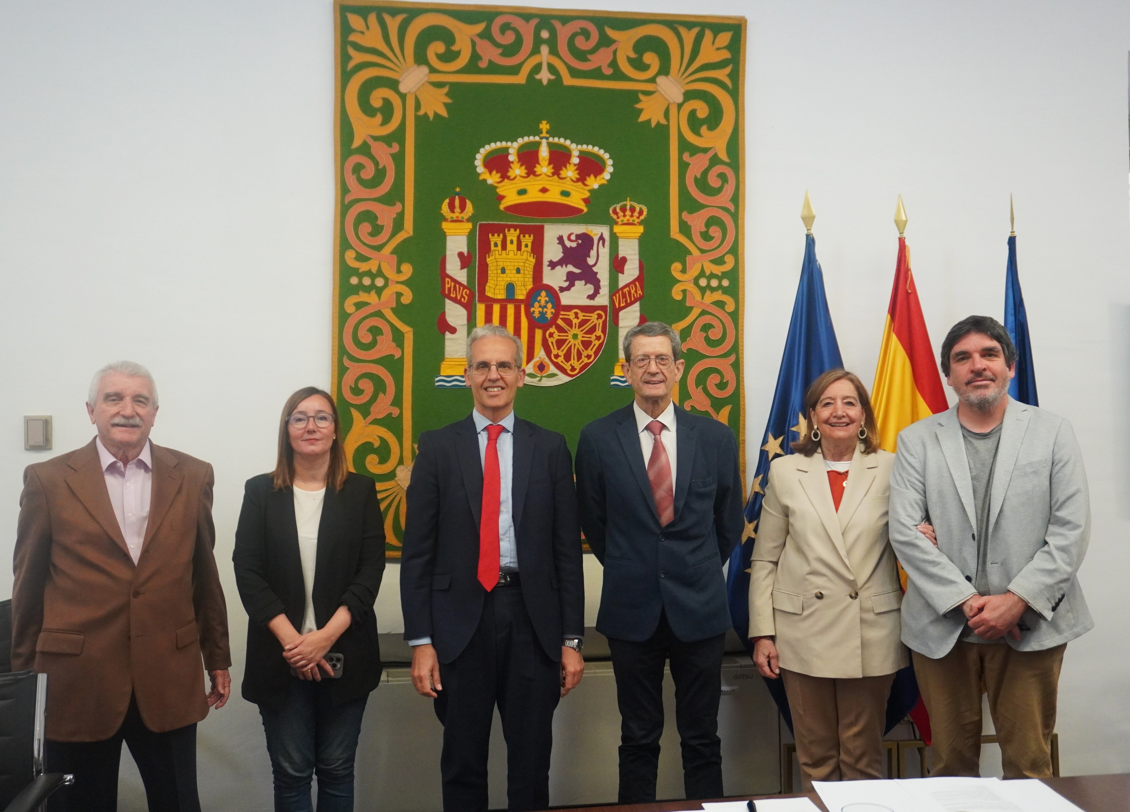 Todos los integrantes de la reunión posando