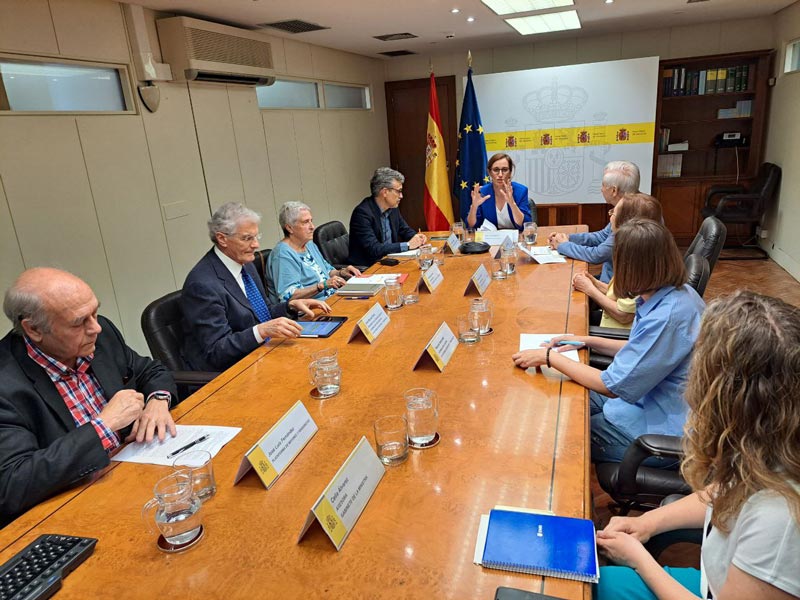 Mónica García ha subrayado el compromiso de su Ministerio con situar la salud de las personas mayores en el centro de las políticas públicas Un instante de la reunión de los representantes de la PMP con la ministra de Sanidad