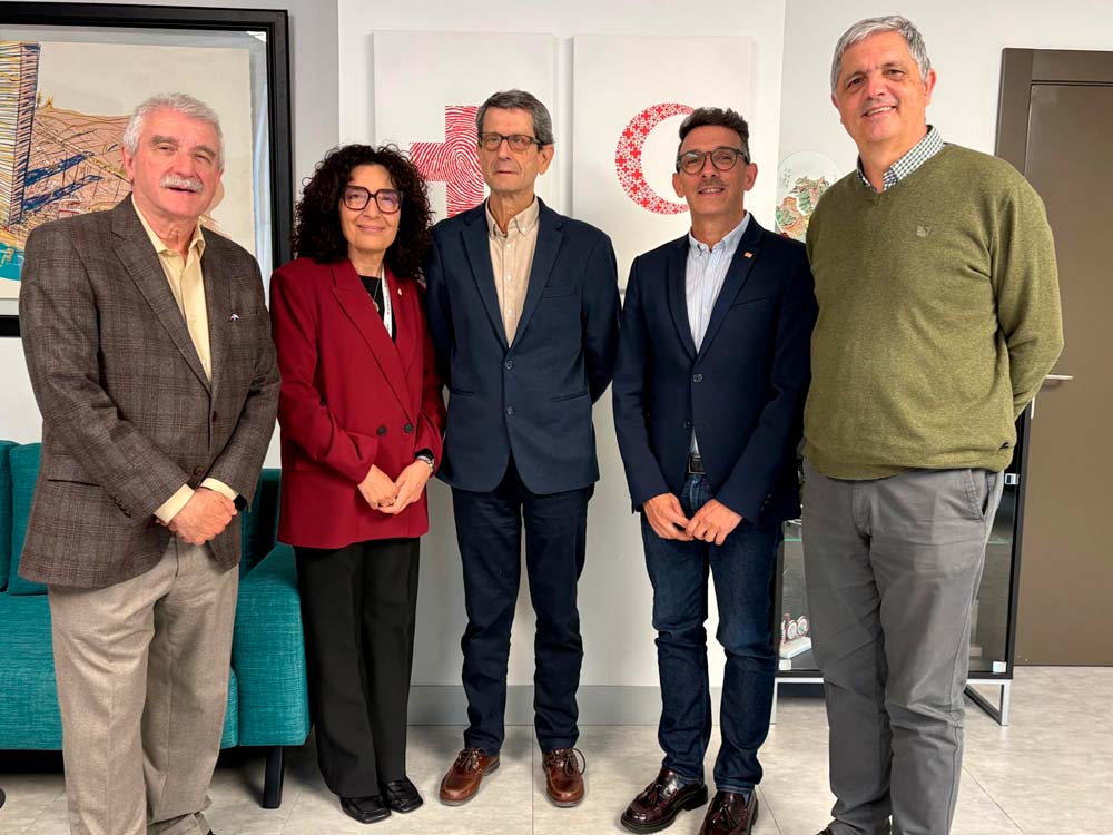 5 personas en pie de la Cruz Roja y la PMP 
