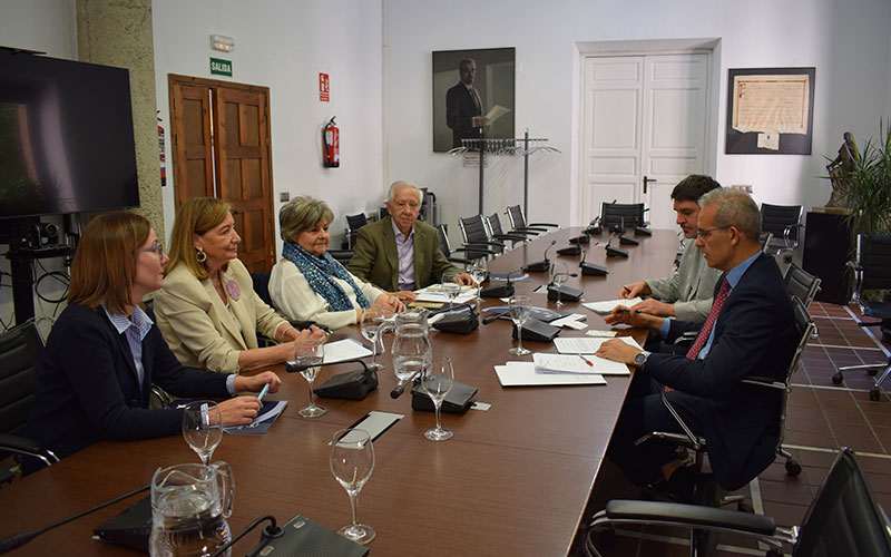 Tratarán de establecer líneas de colaboración y una agenda conjunta Un instante de la reunióon mantenida por PMP y FEMP