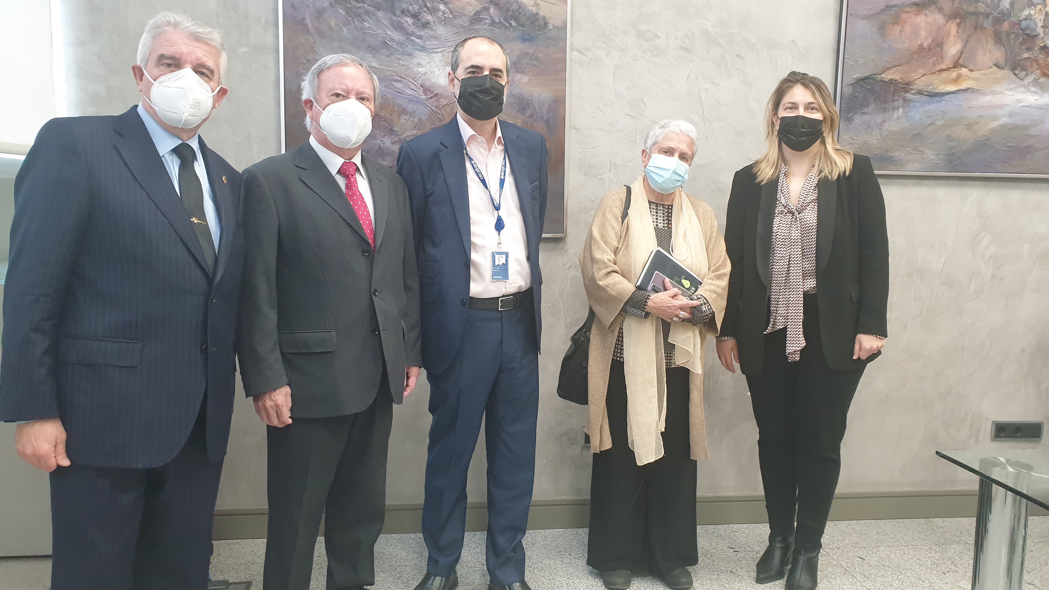 La PMP ha reforzado sus reivindicaciones para la eliminación de las barreras de trato y atención que sufren los mayores. Fotografía de los representantes de ambas entidades asistentes a la reunión