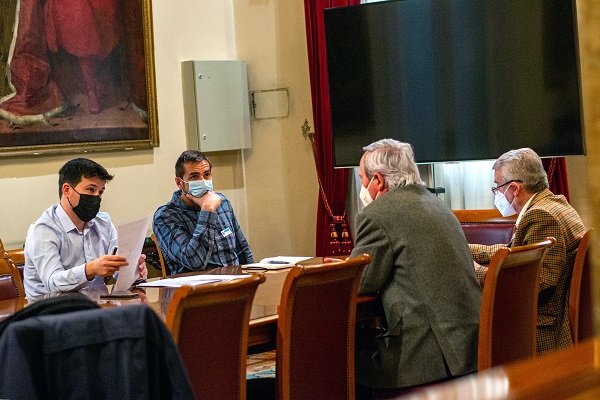La PMP ha compartido con el senador Pablo Gómez Perpinyá sus principales prioridades y reivindicaciones. Imagen de la reunión