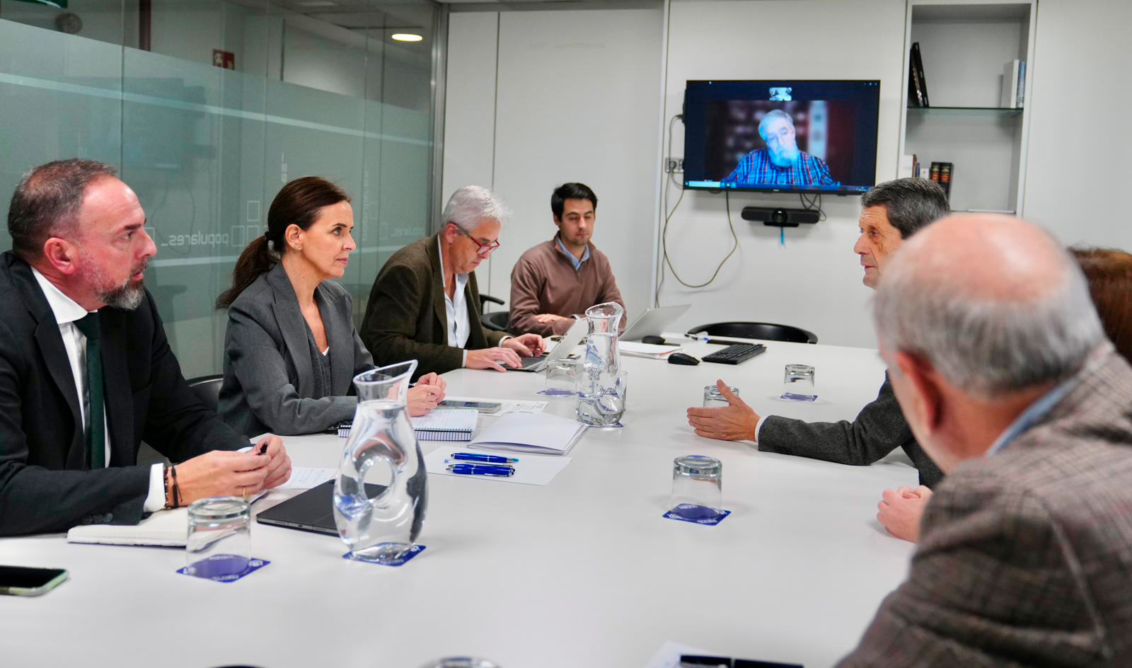 Un instante de la reunión mantenida por representantes de la PMP en la sede del PP