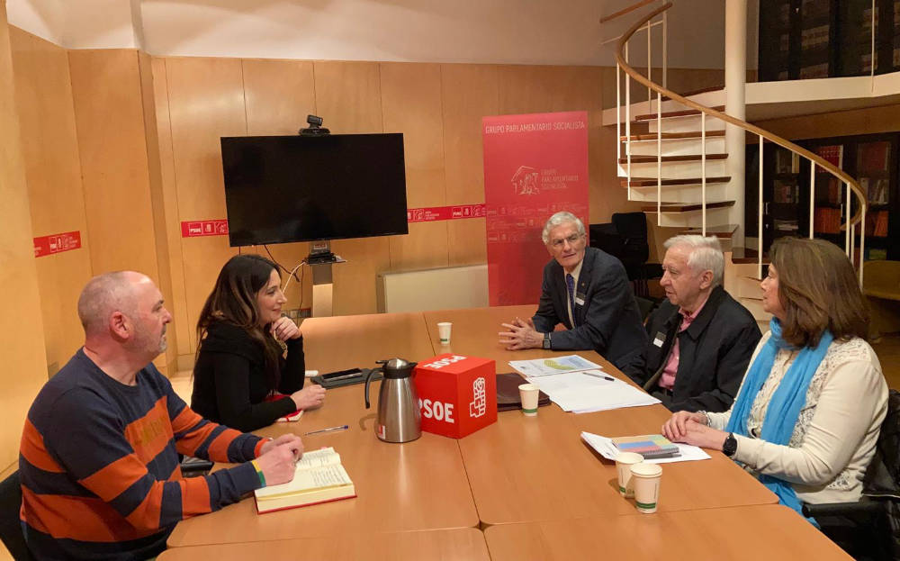 Un instante de la reunión de la delegación de PMP con la secretaria de Políticas Sociales, Mayores y Movimientos Sociales del PSOE, María Nieves Ramírez.