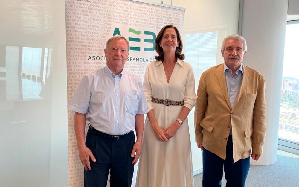 En la reunión con la presidenta de la patronal bancaria, la PMP ha trasladado que continúan existiendo problemas de atención en numerosas entidades bancarias Ángel Rodríguez Castedo, Alejandra Kindelán y Miguel Ángel Cabra de Luna