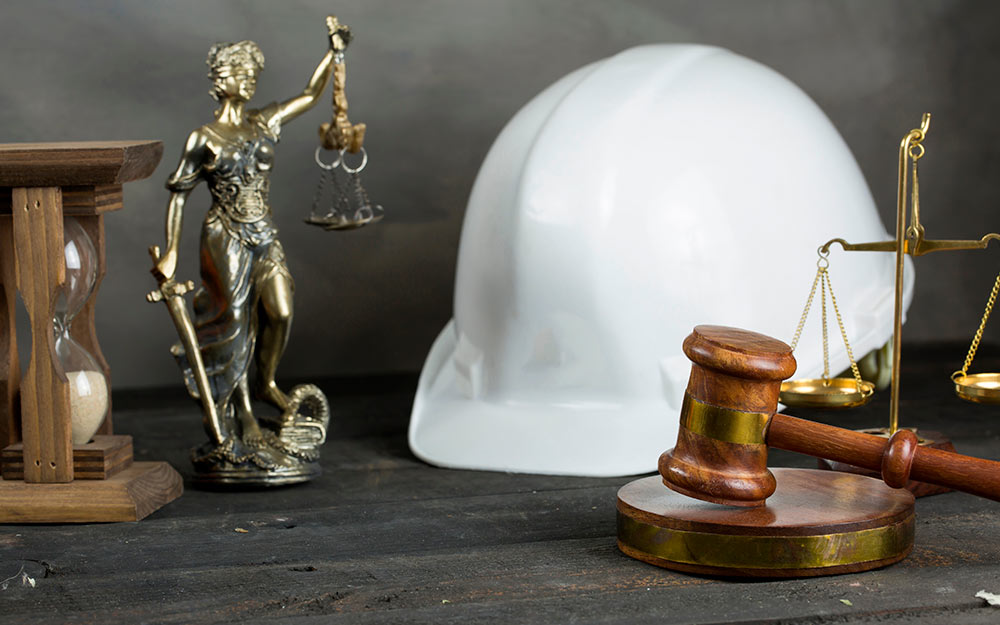 La disposición cubre las condiciones de acceso a cualquier actividad profesional Imagen que muestra una maza de juez, una figura representando la Justicia y un casco de trabajo.