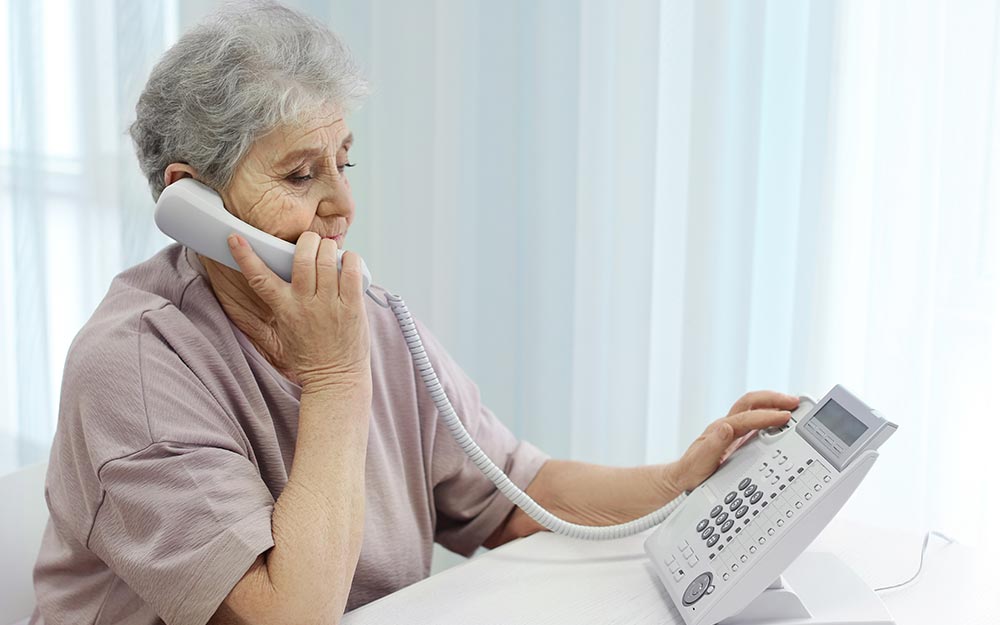 Una mujer hablando por teléfono