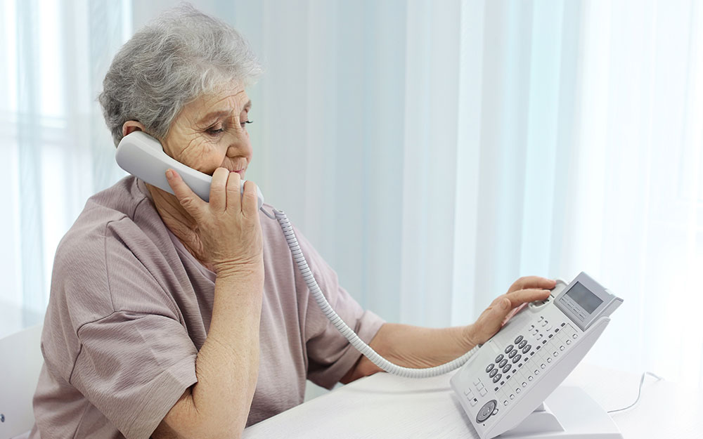 La falta de financiación aboca a la desaparición del servicio Una mujer hablando por teléfono